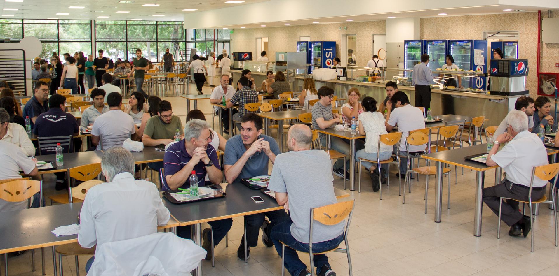 Almuerzo en el comedor