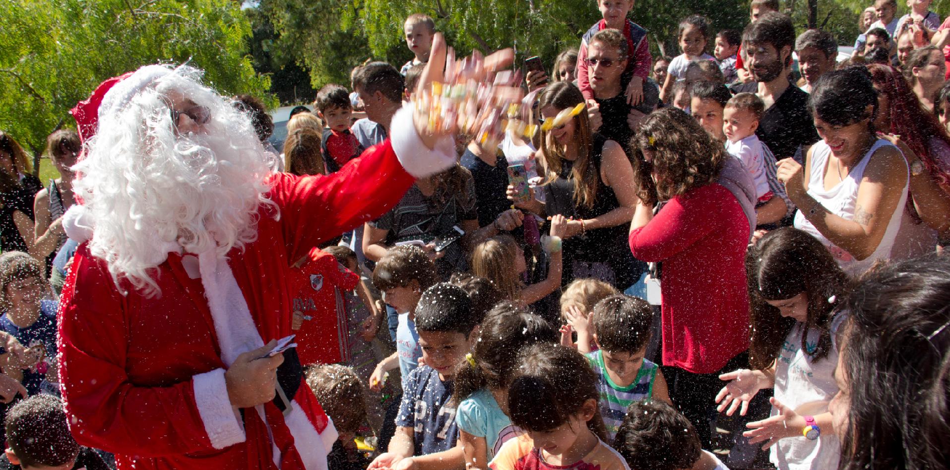 papá noel entregando regalos a los niños