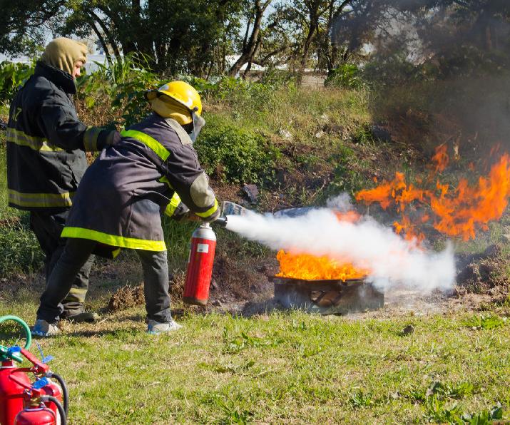 Extinción de foco de incendio durante curso