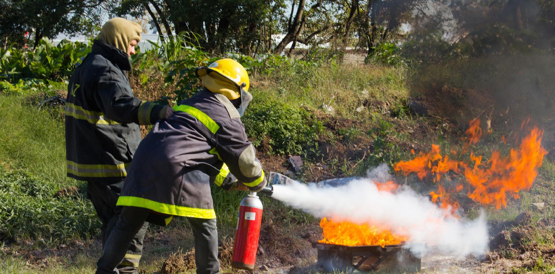 Extinción de foco de incendio durante curso