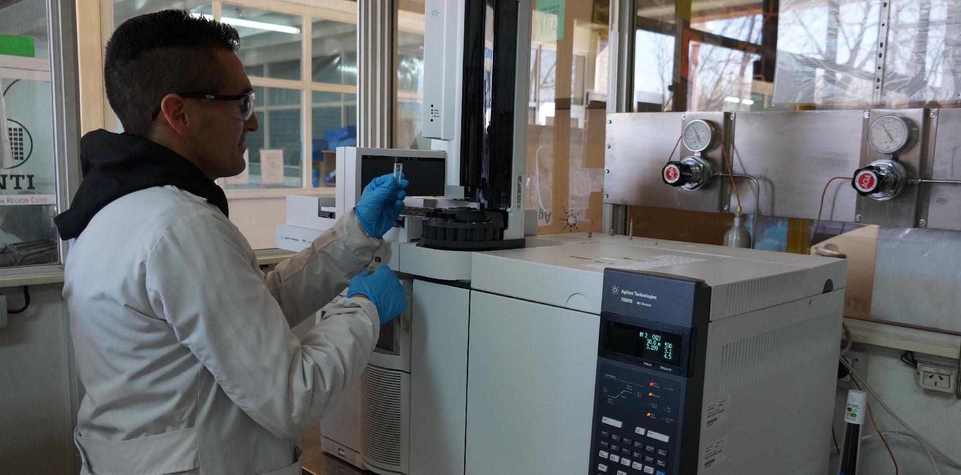 Cromatógrafo en laboratorio de INTI-Mendoza