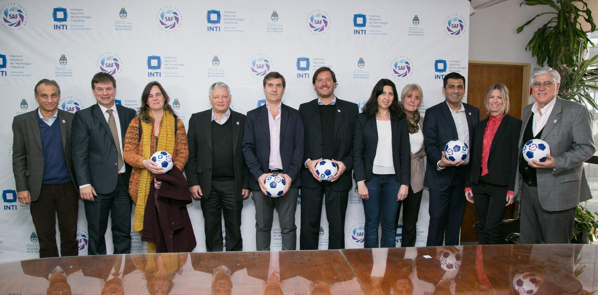 Autoridades del INTI en convenio con Superliga