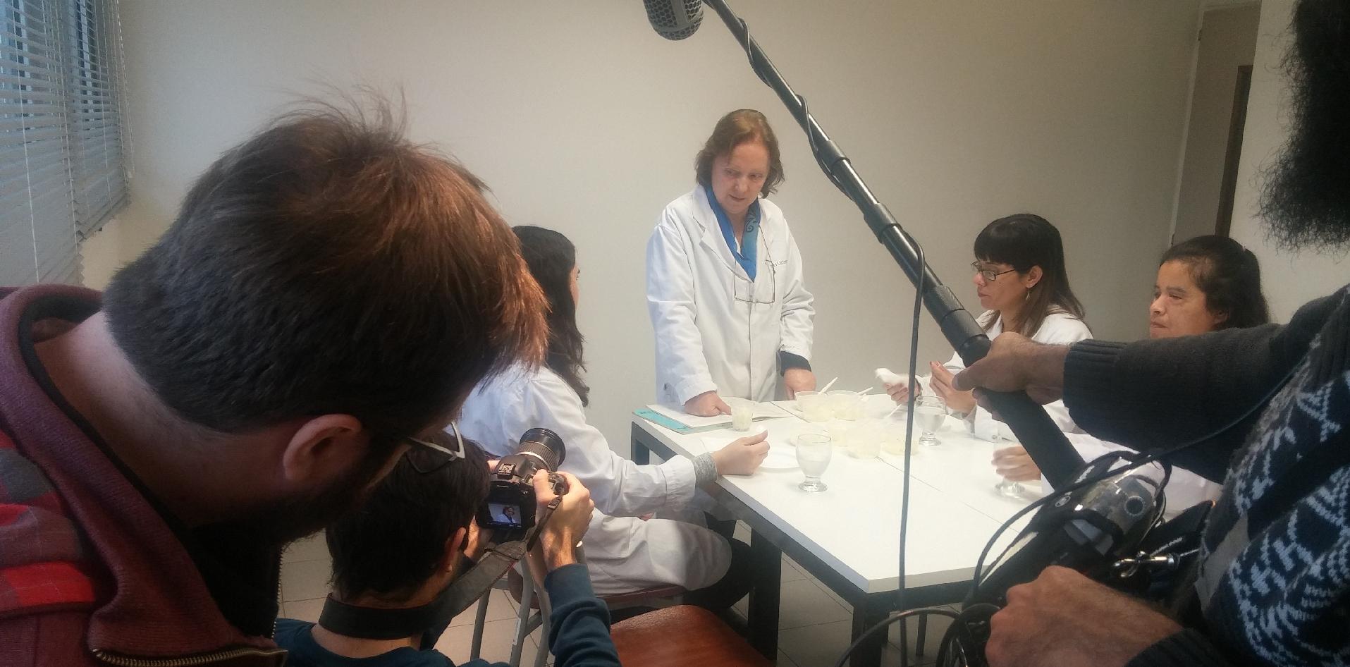 En pleno rodaje, Haydeé Montero, fundadora y coordinadora del panel por más de 12 años, capacita a sus nuevas integrantes.