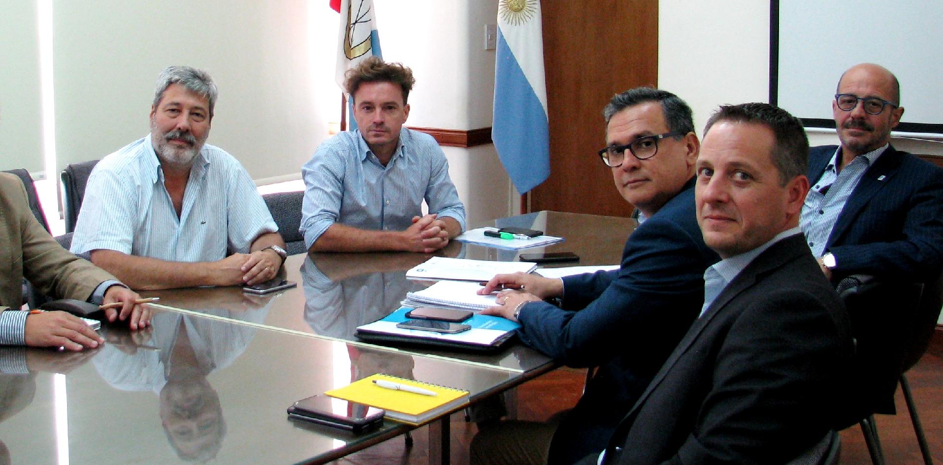 Autoridades del INTI junto a funcionarios del Ministerio de Producción de Santa Fe