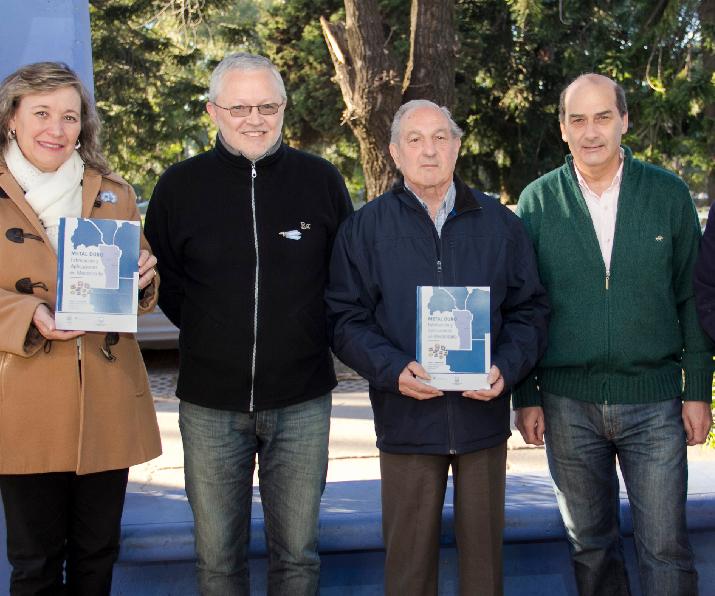 Profesionales de INTI con libro institucional