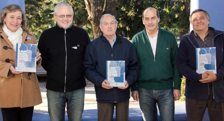 Profesionales de INTI con libro institucional