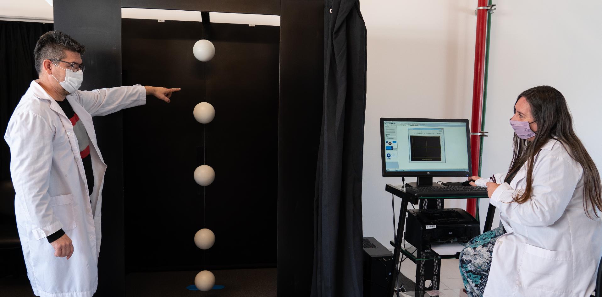Paulo Thompson y Carina Lourenzo, de la Dirección Técnica de Textil y Cuero, junto al escáner 3D