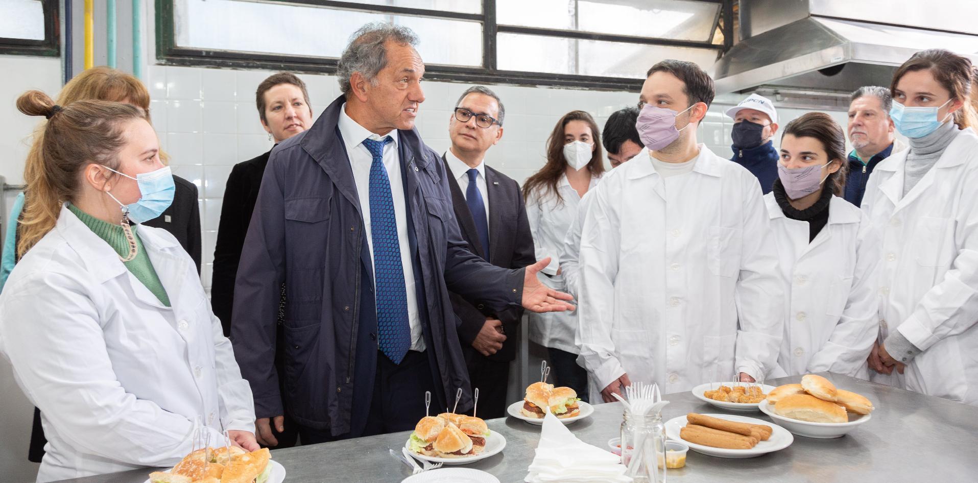 Daniel Scioli, junto a Ruben Geneyro e intianxs en planta de Agroalimentos