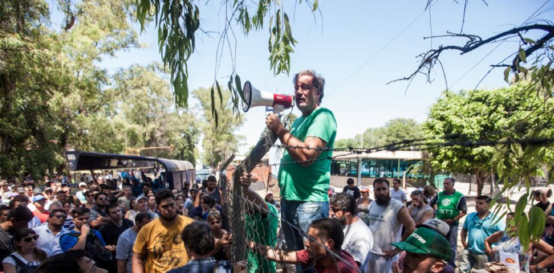 Desde su ingreso al instituto su compromiso lo fue poniendo en escena, como representante de los tr