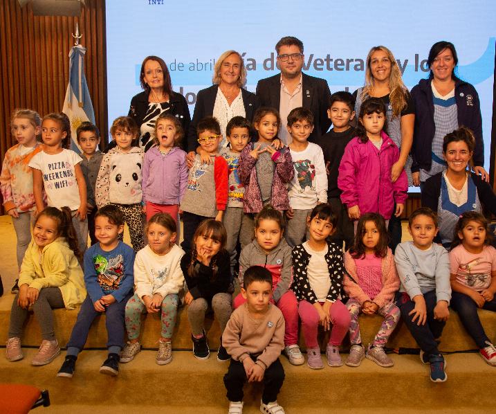 La presidenta y vicepresidente, junto a sala de cinco del jardín y su directora