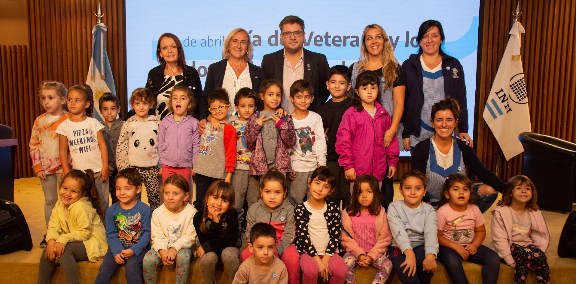 La presidenta y vicepresidente, junto a sala de cinco del jardín y su directora