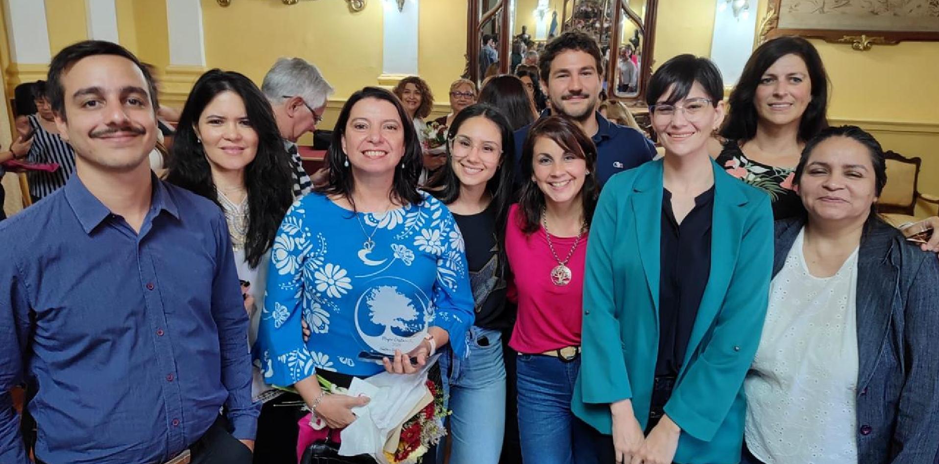 Silvia Zambón junto a su equipo de trabajo