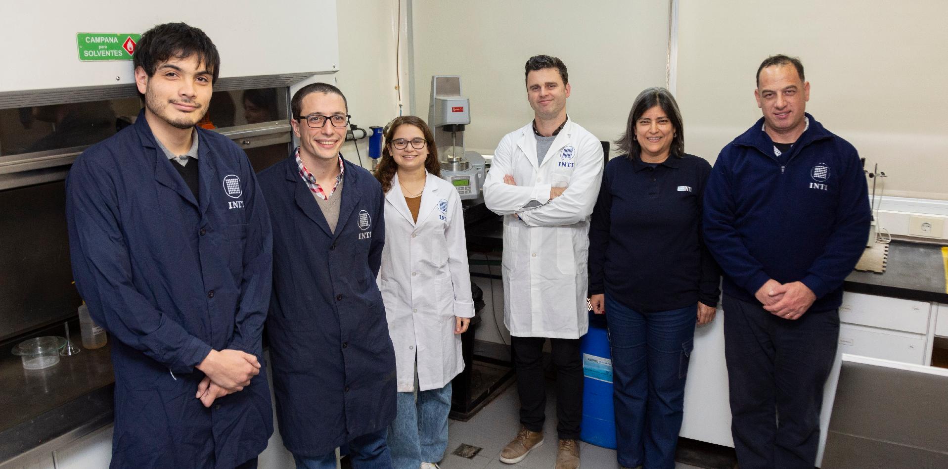 Equipo de trabajo del Departamento de Materiales Compuestos  en el Laboratorio de Látex y Adhesivos