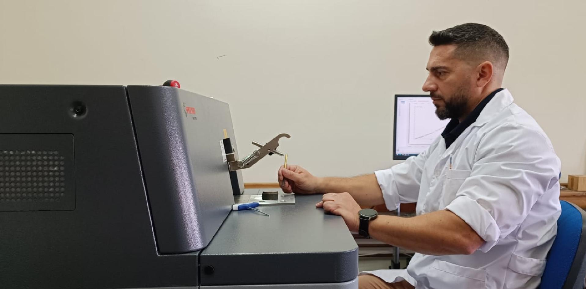 Pablo Escalante en el laboratorio de Química Analítica junto al nuevo equipo