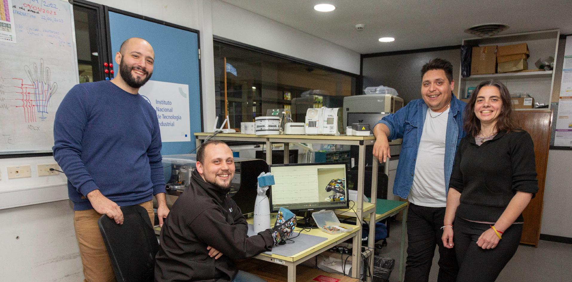 Equipo de trabajo con dispositivo en el laboratorio