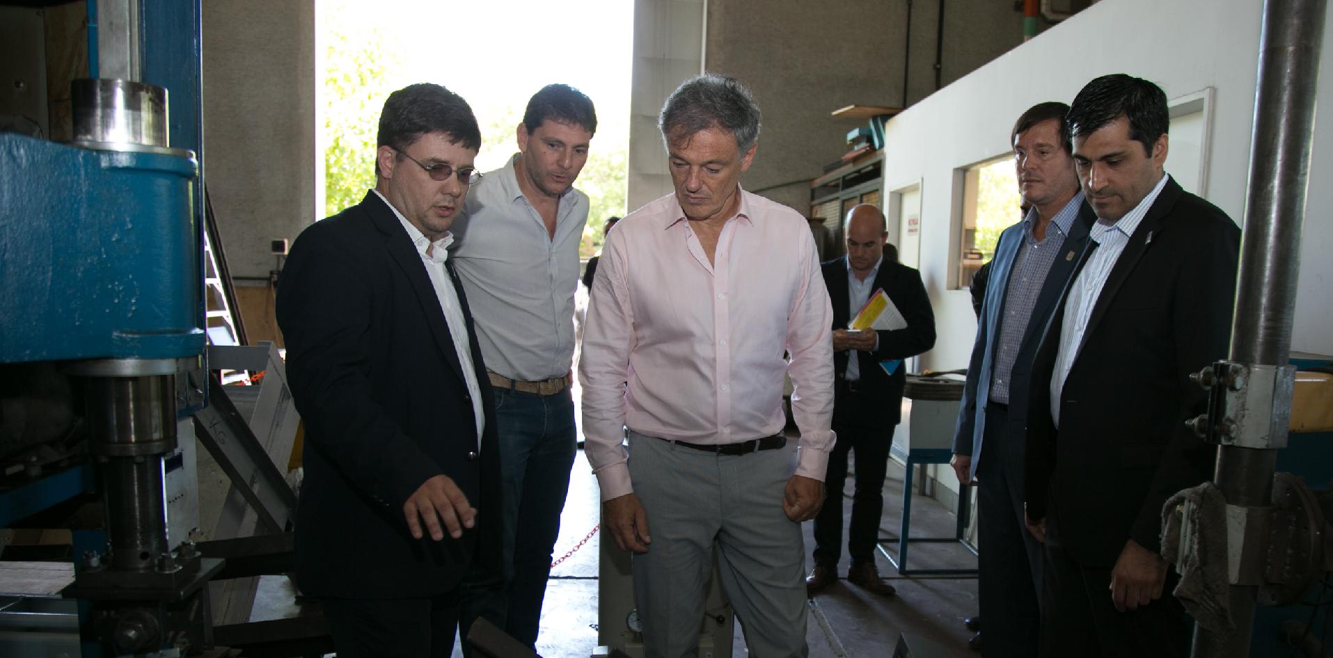 El ministro de Producción Francisco Cabrera visita el INTI