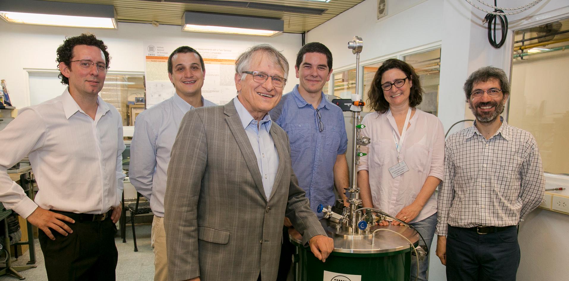 Nobel Visita INTI efecto Hall cuántico Klaus von Klitzing ohm (Ω) Laboratorio de Patrones Cuánticos del INTI