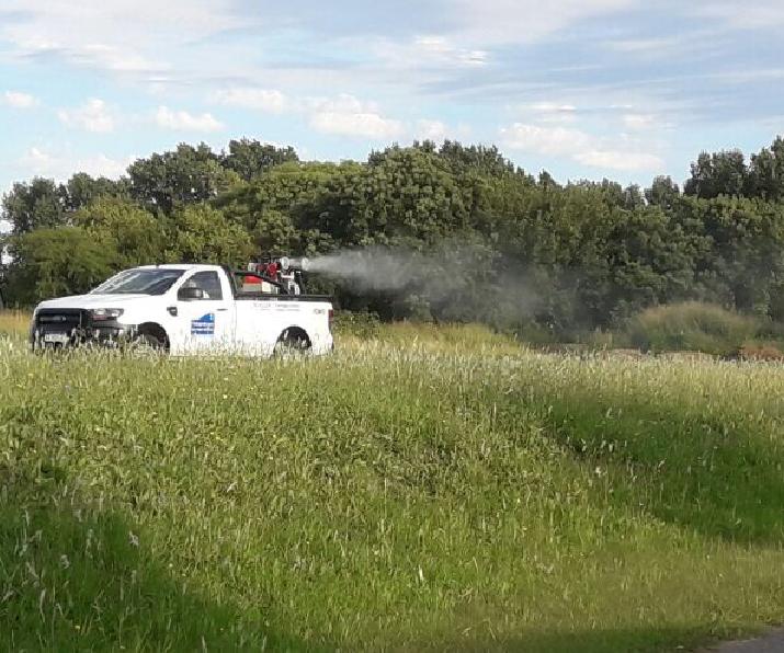 Camioneta fumigando en PTM