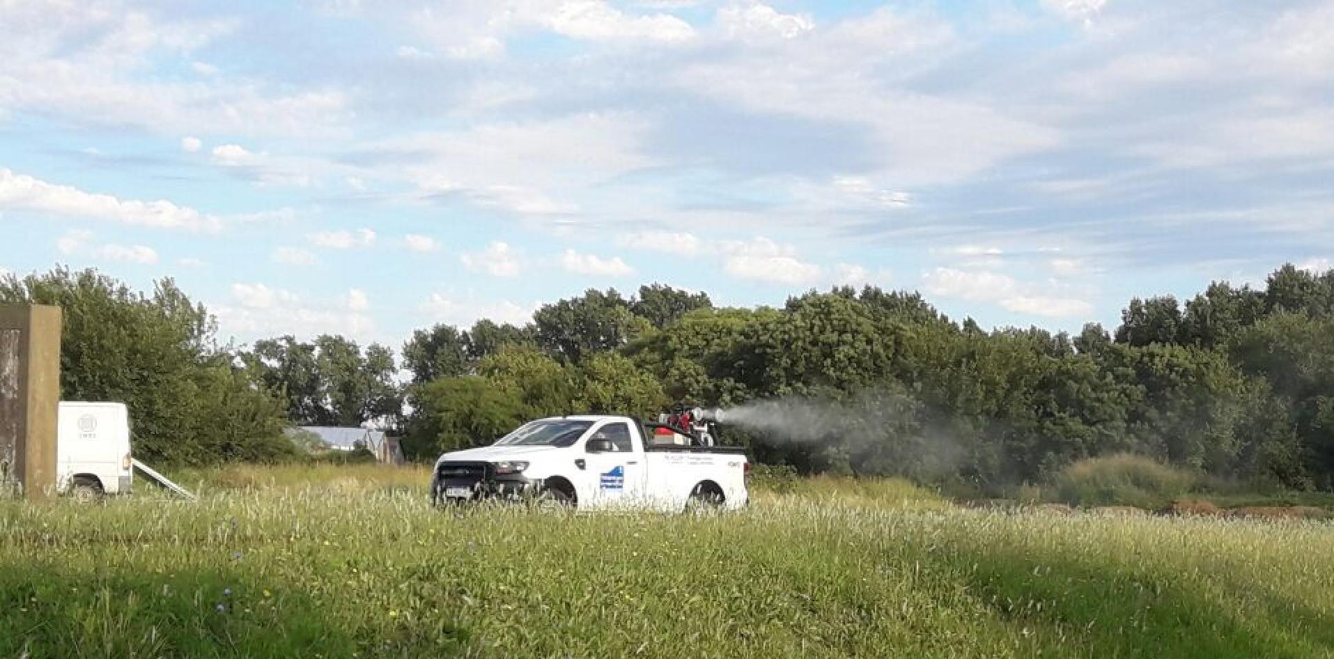 Camioneta fumigando en PTM