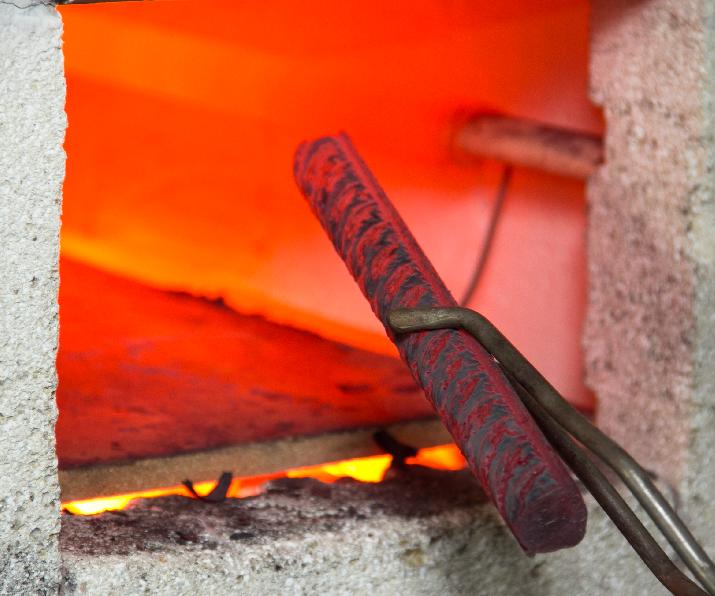 Técnica prueba resistencia de pieza de acero