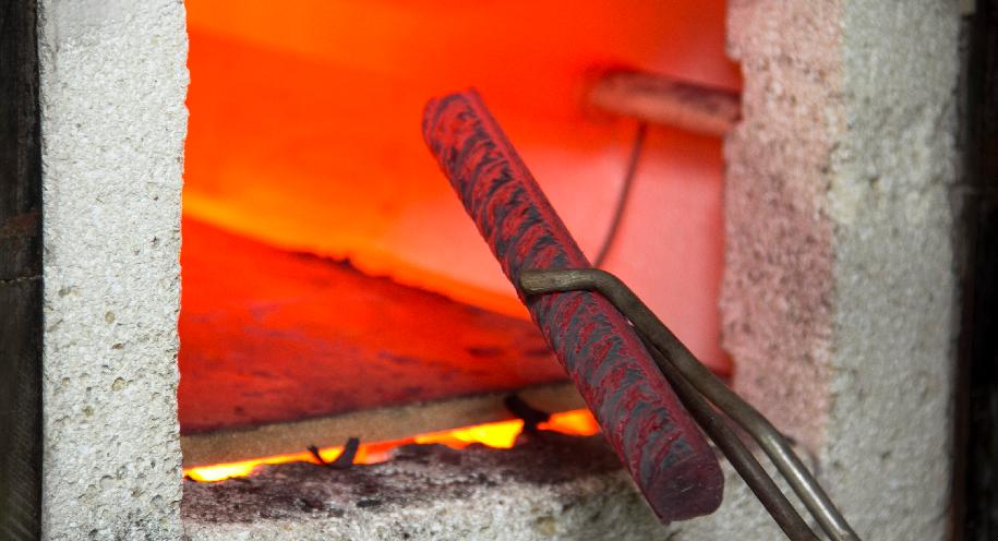 Técnica prueba resistencia de pieza de acero