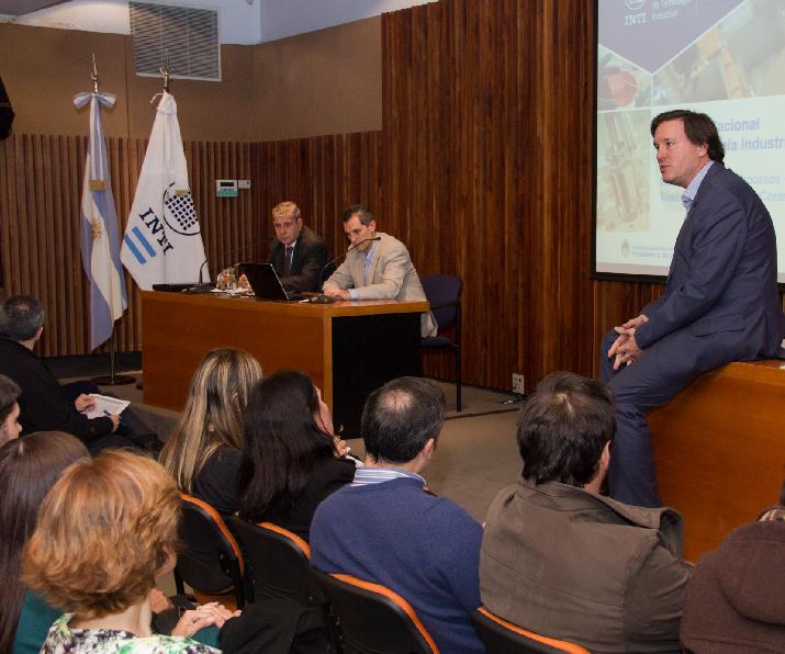 Presidente del INTI, Javier Ibañez, dando inicio a la presentación del relevamiento de procesos de gestión