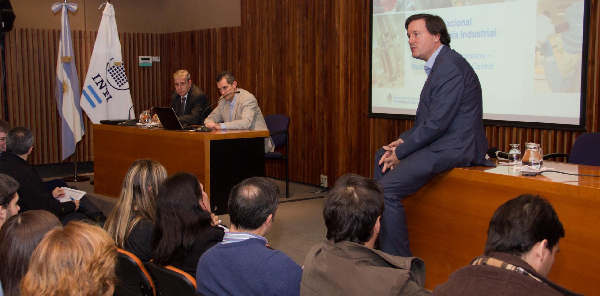 Presidente del INTI, Javier Ibañez, dando inicio a la presentación del relevamiento de procesos de gestión