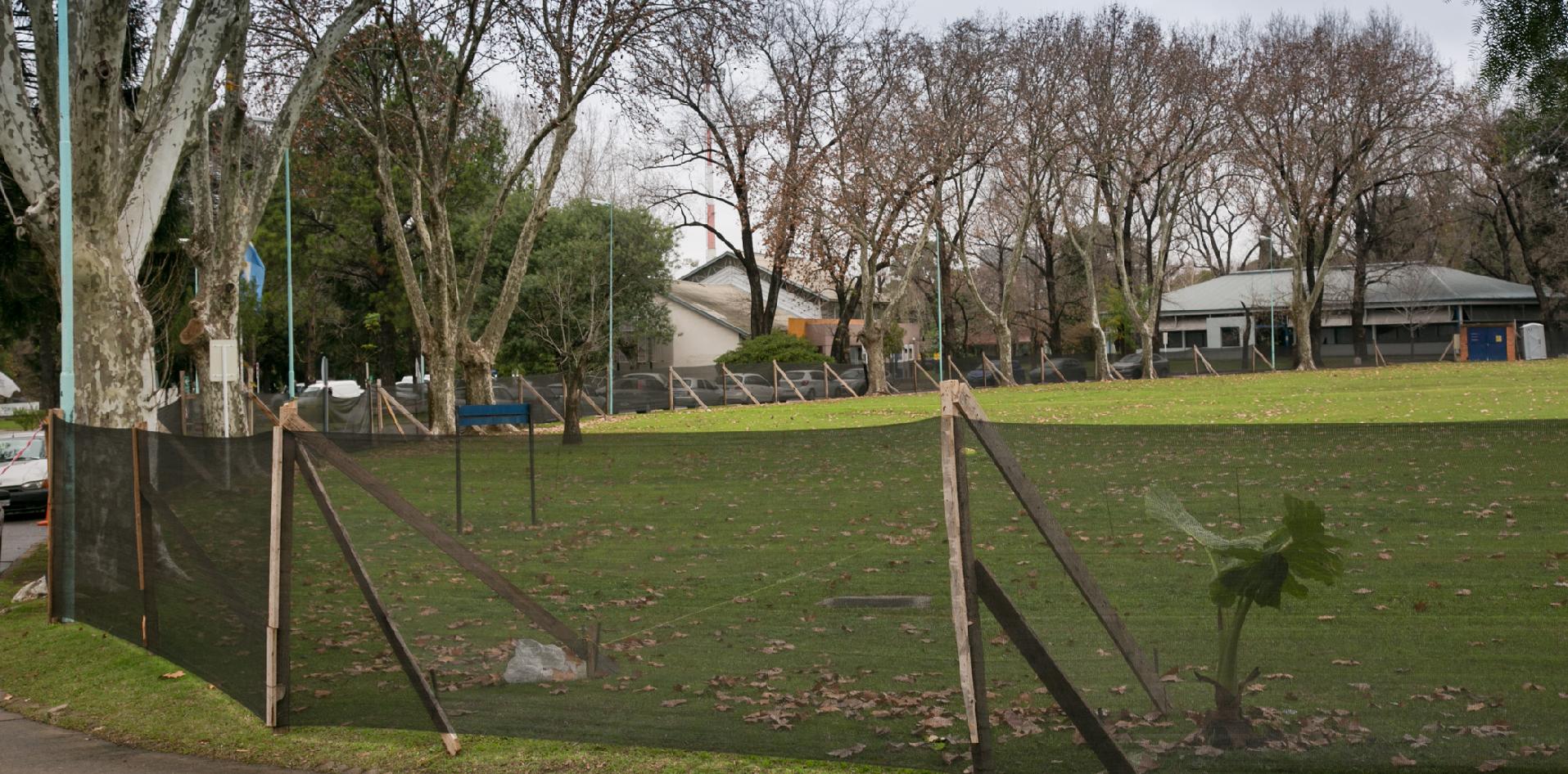 plaza frente al playón de estacionamiento