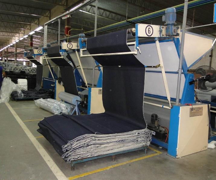 vista de una fabrica de pantalones de denim