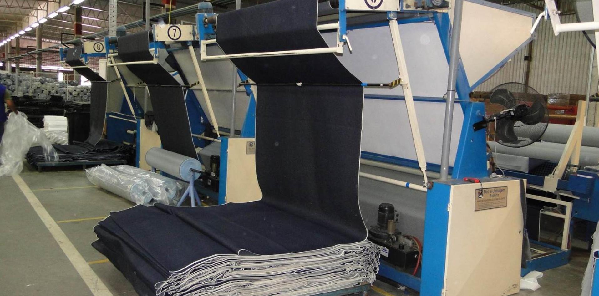 vista de una fabrica de pantalones de denim