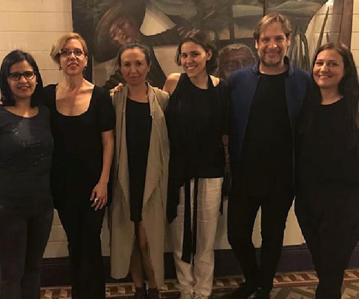 Asistentes posan en primera fila