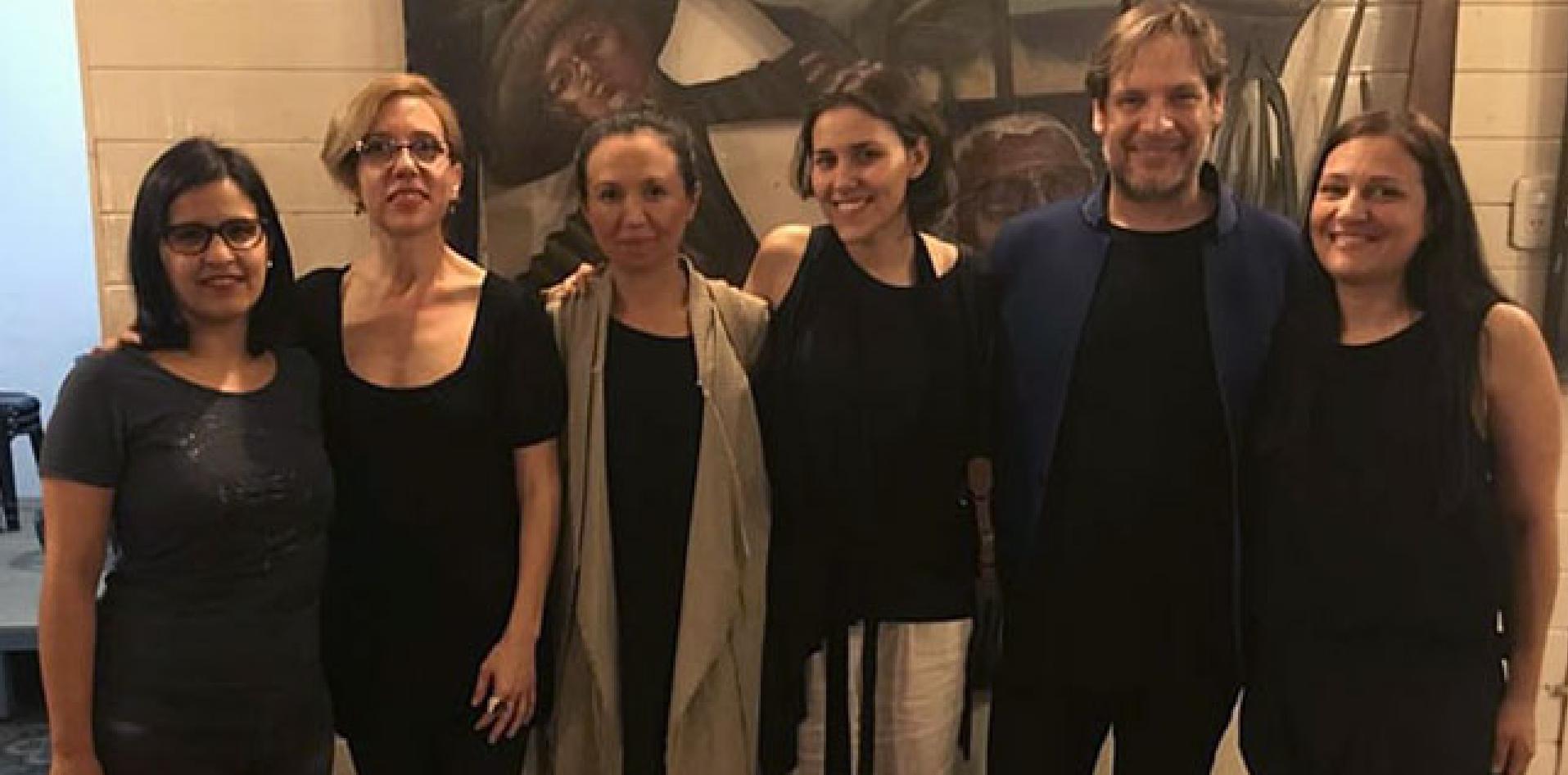 Asistentes posan en primera fila