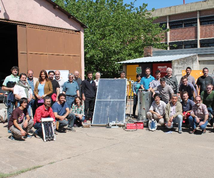 técnicos de INTI junto a un colector solar