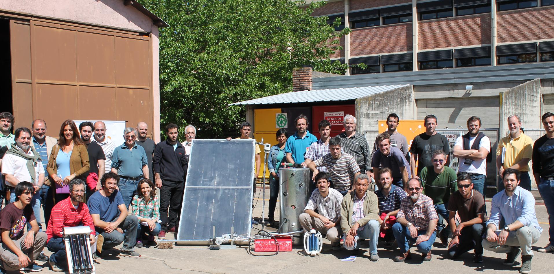 técnicos de INTI junto a un colector solar