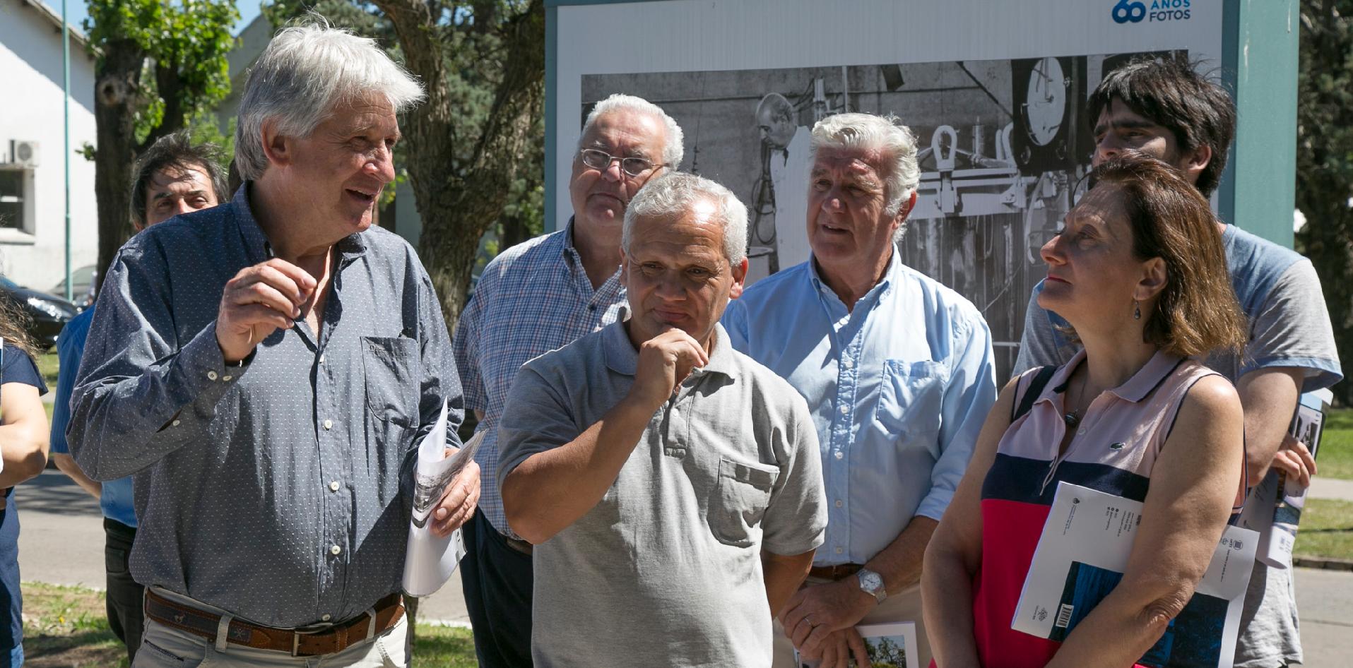 Participantes del recorrido por la muestra fotográfica